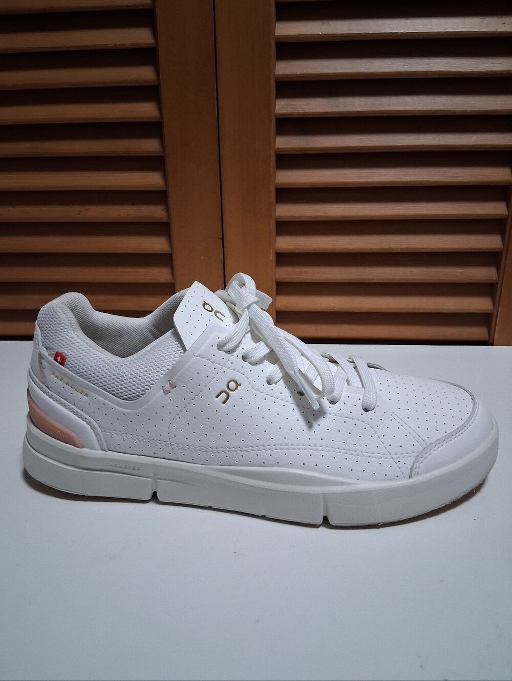 On The Roger Centre Court Women's White Perforated Sneaker * Size: 8 - Picture 2 of 8